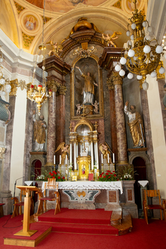 Glavni oltar s podobo sv. Štefana  je od mize navzgor iz lesa (2)